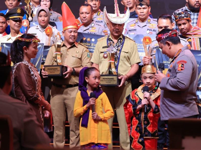 Kapolri Dan Ketua Bhayangkari Sapa Dua Anak Pemenang Lomba Setapak Perubahan