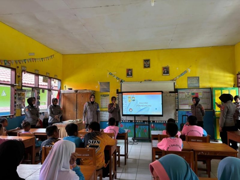 Memperingati HUT Polwan ke-76, Personil Polwan Polres Soppeng Gelar Polwan Goes To School
