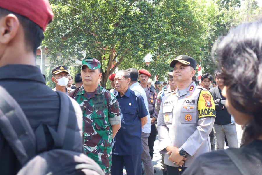 Kapolres Sidrap Turun ke Lapangan, Sampaikan Pesan Damai di Tengah Aksi di DPRD