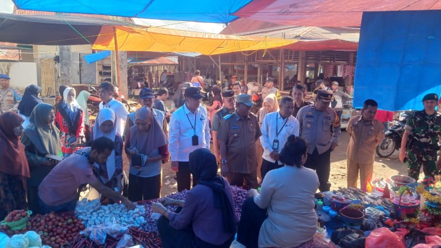 POLSEK MARIORIWAWO MEMASTIKAN KEAMANAN TERJAGA SAAT PENINJAUAN HARGA KEBUTUHAN POKOK DIPASAR