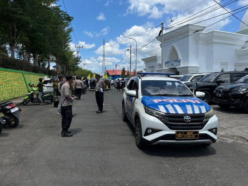 Personil Polres Soppeng Laksanakan Pengamanan Deklarasi Calon Bupati dan Wakil Bupati Kab. Soppeng 2024