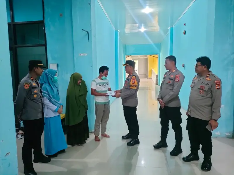Lewat Program Enrekang Police Care, Polres Enrekang Menyalurkan Bantuan Tali Asih Kepada Warga Untuk Biaya Pengobatan