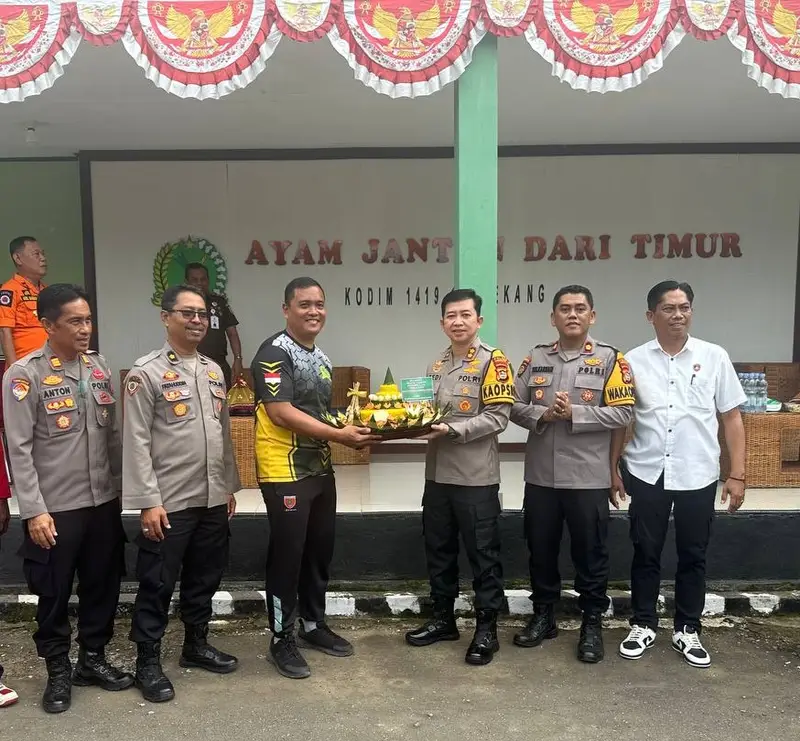 Kapolres Berserta PJU Polres Enrekang Beri Kejutan Perayaan Ulang Tahun Dandim 1419 Enrekang