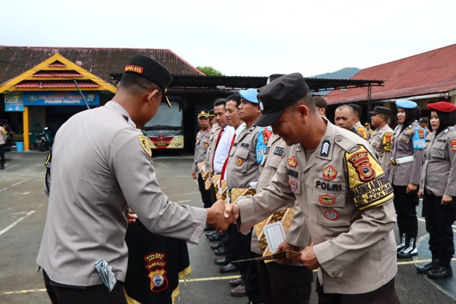 Polres Palopo adakan upacara penerimaan penghargaan dan pemberian punishment