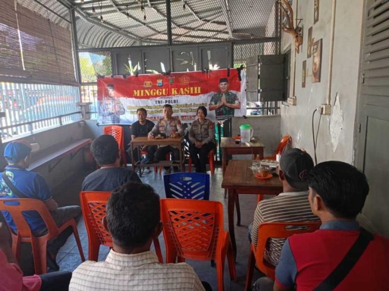 Tim minggu kasih Kembali Sambangi Pengunjung Warkop di Kota Makassar