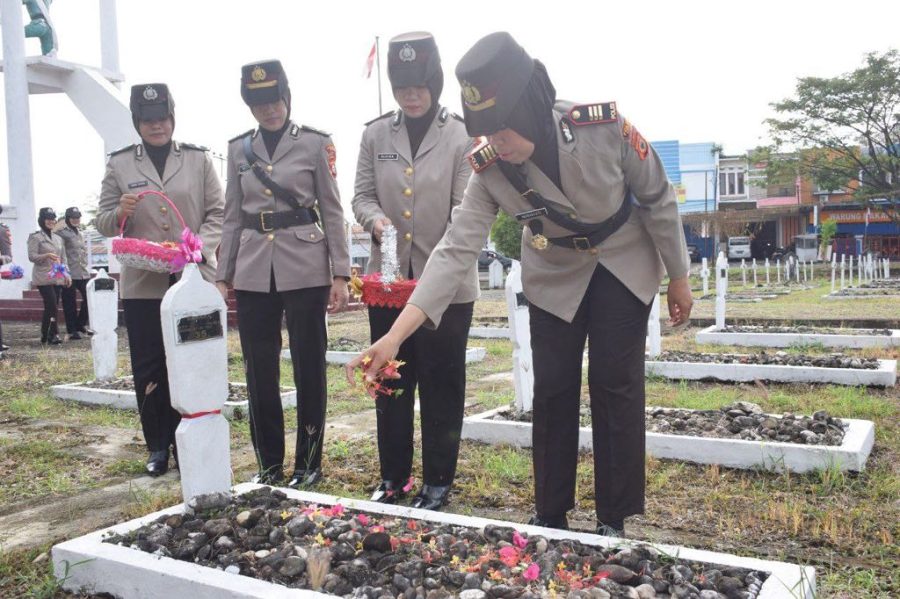 Memperingati Hari Jadi Polwan ke-76: Polwan Polres Bone Gelar Ziarah di Taman Makam Pahlawan Watampone