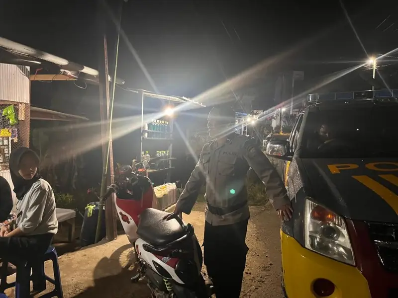 Antisipasi Gangguan Malam Hari, Polsek Baraka Polres Enrekang Lakukan Patroli Blue Light