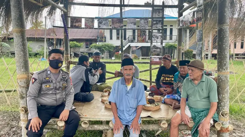 Kunjungan Kamtibmas! Bhabinkamtibmas Polsek Enrekang Bripka Haerul Samad sambang Kamtibmas dalam acara adat Warga Cipta Cooling
