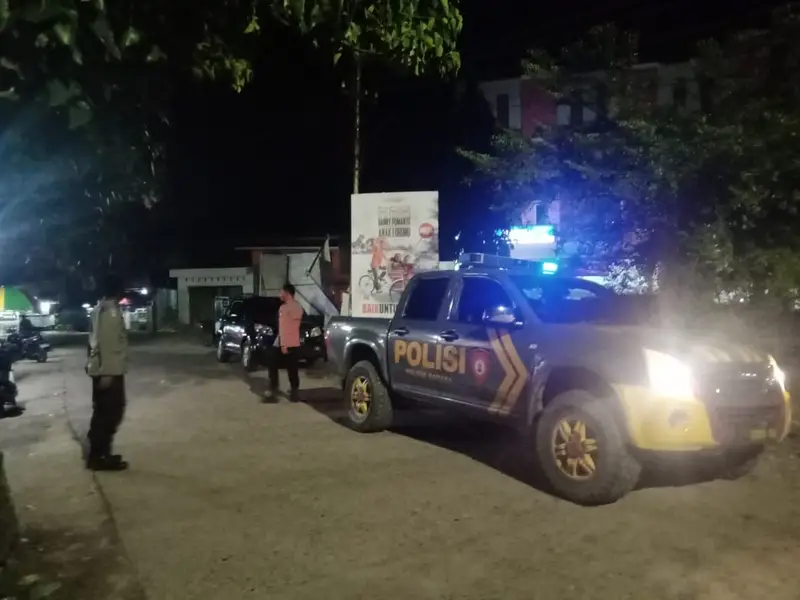 Antisipasi Gangguan Malam Hari, Polsek Baraka Polres Enrekang Lakukan Patroli Blue Light