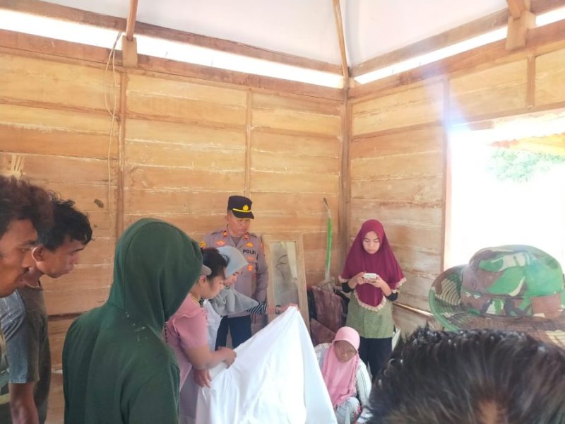 Kapolsek Bangkala Mendatangi TKP Kecelakaan Laut Yang Menyebabkan WNA Meninggal Dunia