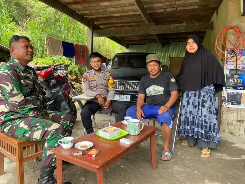 Bhabinkamtibmas Polsek Anggeraja Sambang Ke Masyarakat Serta Sampaikan Himbauan Agar Terwujudnya Sitkamtibmas Yang Aman Dan Kondusif