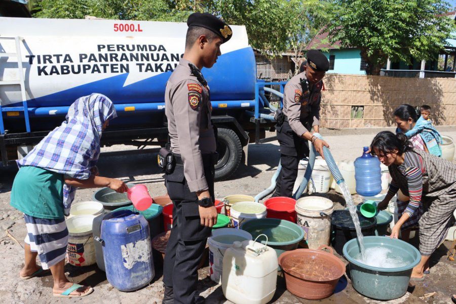 Peduli Terhadap Warga Terdampak Kekeringan, Polres Takalar Salurkan Air Bersih Bagi Warga Desa
