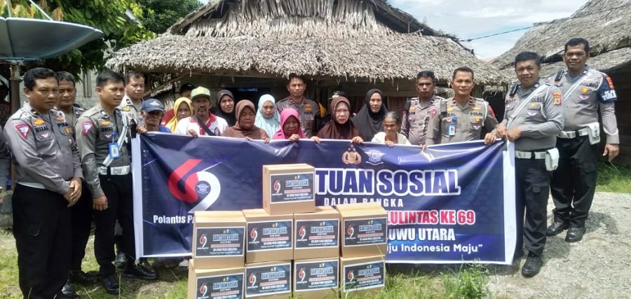 Personel Sat Lantas Polres Lutra Bagikan Bantuan Sosial di Desa Radda dan Salulemo dalam Rangka Bulan Bakti Polantas 2024