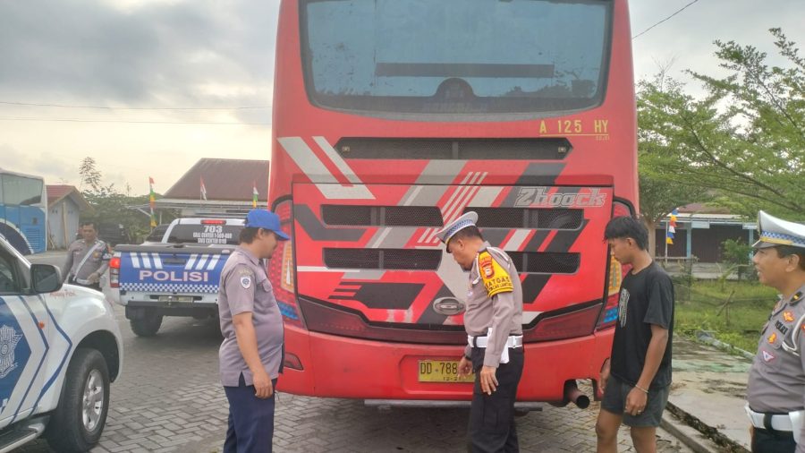 Bulan Bakti: Satlantas Polres Luwu Utara Gelar Ramp Check Pastikan Kelaikan Armada Bus di Terminal Masamba
