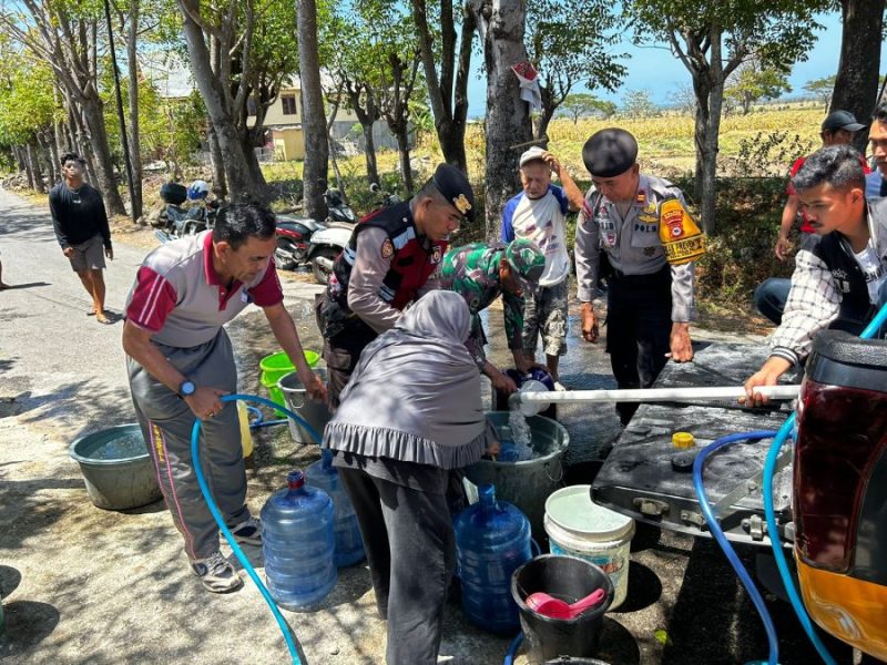 Polres Jeneponto Peduli Terhadap Perubahan Iklim, Dengan Cara Bagikan Air Bersih bagi Warga Terdampak Kesulitan Air Bersih