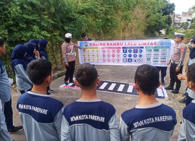 Outing Class Polisi Sahabat Anak, Sat Lantas Polres Parepare Berikan Edukasi Tertib Berlalu Lintas Bagi Pelajar MTs Negeri