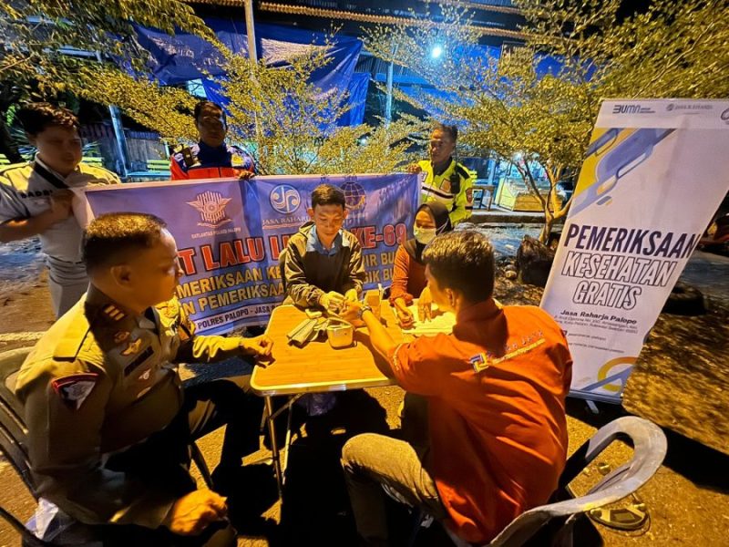 Dalam rangka memperingati HUT Lalu Lintas ke-69, Satlantas Polres Palopo menggelar kegiatan sosial yang melibatkan pemeriksaan kesehatan bagi sopir bus dan penumpang serta pemeriksaan kendaraan