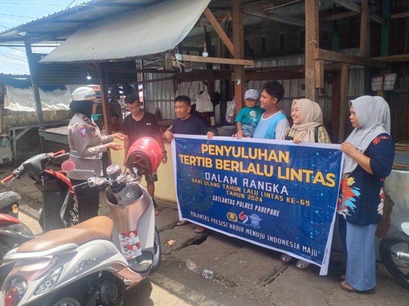Sat Lantas Polres Parepare Sosialisasikan Etika Berkendara Saat Mengantar Jenazah di Pasar Lakessi