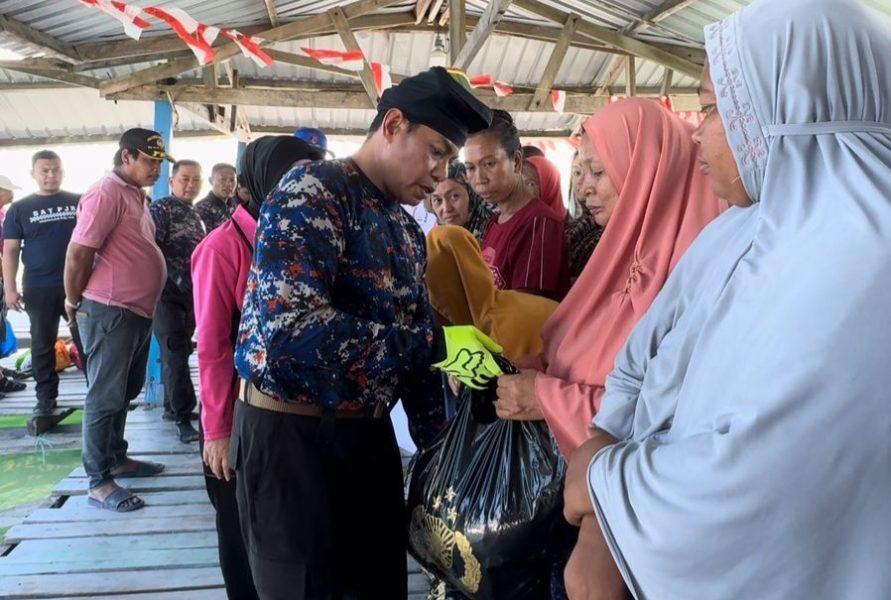 Serukan Pilkada Damai, Kapolda Sulsel Bagikan Ratusan Sembako ke Masyarakat Pulau Lae-lae