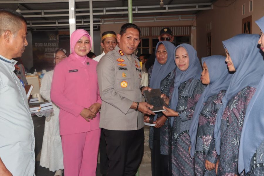 Kapolres Bone Salurkan Bantuan Sembako Kapolda Sulsel kepada Masyarakat Mattirowalie Bontocani