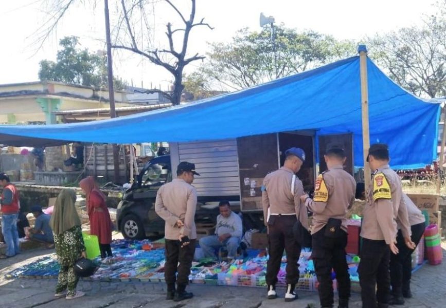 Jaga situasi Kamtibmas Polsek Marioriwawo melaksanakan pengamanan Pasar Takkalala Kelurahan Tettikenrarae Kec.Marioriwawo Kab.Soppeng