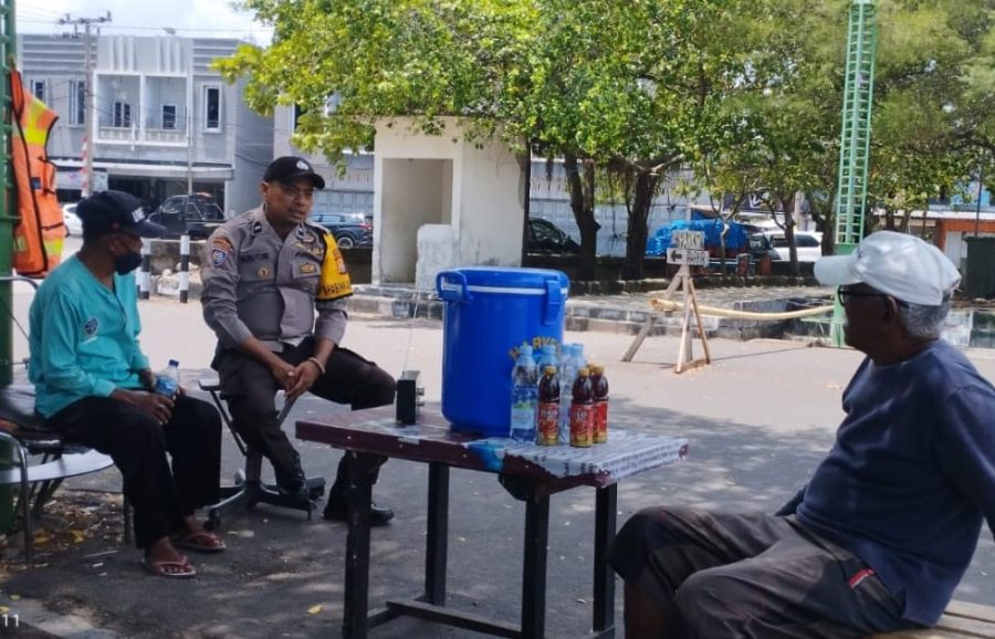 Kunjungi Warga, Bhabinkamtibmas Ini Berikan Pesan Keselamatan Waspada Bahaya Kebakaran di Musim Kemarau