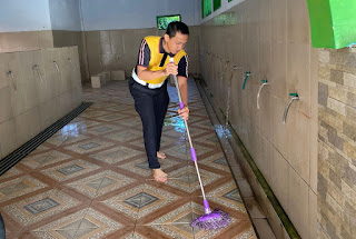 Sambut HUT Lantas Ke-69, Satlantas Polres Sinjai Gelar Bakti Religi Bersihkan Masjid