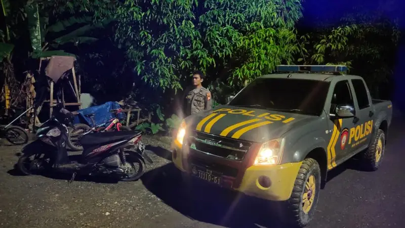 Antisipasi Gangguan Malam Hari, Polsek Baraka Polres Enrekang Lakukan Patroli Blue Light