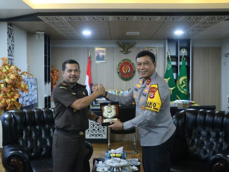 Perkuat Sinergitas, Kapolda Sulsel Silaturahmi Dengan Kajati Sulsel