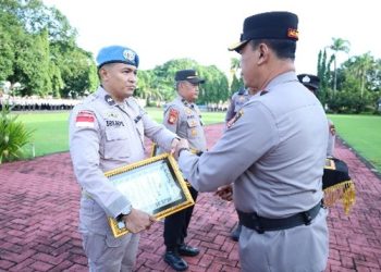 Kapolda Sulsel Pimpin Upacara Pemberian Penghargaan dan PTDH Personel Polda Sulsel