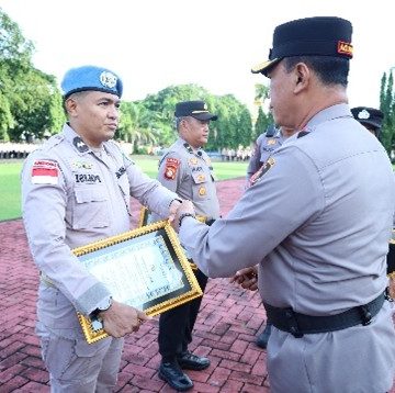 Kapolda Sulsel Pimpin Upacara Pemberian Penghargaan dan PTDH Personel Polda Sulsel