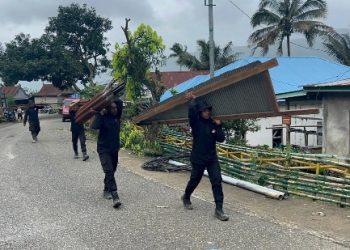 Tim SAR Brimob Sulsel Bantu Pembongkaran Rumah Warga Terdampak Longsor di Soppeng