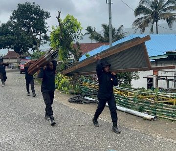 Tim SAR Brimob Sulsel Bantu Pembongkaran Rumah Warga Terdampak Longsor di Soppeng