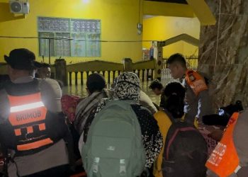 Tim SAR Batalyon A Pelopor Brimob Polda Sulsel Evakuasi Warga Terdampak Banjir di Makassar