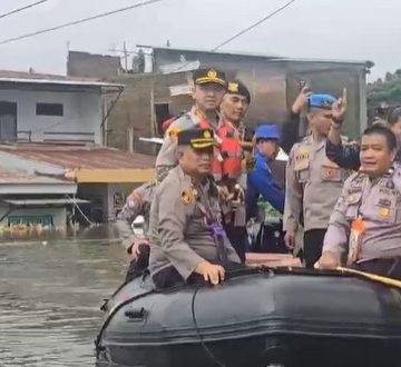 Polrestabes Makassar dan Tim Gabungan Terus Lakukan Evakuasi Warga Terdampak Banjir di Manggala, Makassar