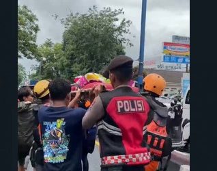 Personel Pammat Subdit Gasum Polda Sulsel Lakukan Evakuasi Korban Banjir di Maros