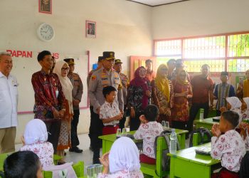 Kapolda Sulsel Tinjau Pembagian Makan Gratis Bergizi di SDN 96 Simpursia Kab. Wajo