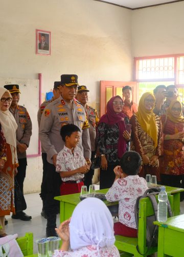 Kapolda Sulsel Tinjau Pembagian Makan Gratis Bergizi di SDN 96 Simpursia Kab. Wajo
