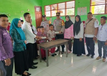 Dukung Program Presiden, Polsek Bupon dan Pemdes Padang Mabud Gelar Makan Bergizi Gratis untuk Anak Sekolah