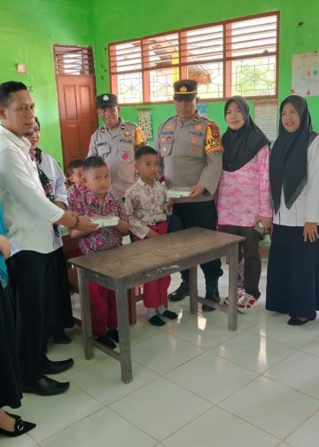 Dukung Program Presiden, Polsek Bupon dan Pemdes Padang Mabud Gelar Makan Bergizi Gratis untuk Anak Sekolah