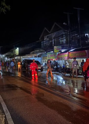 Tim Patroli Presisi Polres Toraja Utara Bantu Warga Saat Banjir di Beberapa Titik