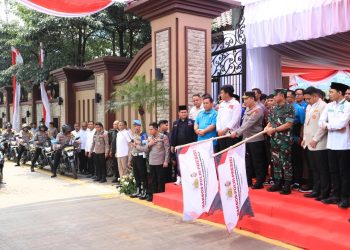 Kapolri dan Panglima TNI Bagikan Ribuan Bansos Jelang Ramadan