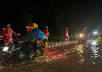 Polres Tana Toraja Sigap Atasi Luapan Air di Jalan Poros Makale
