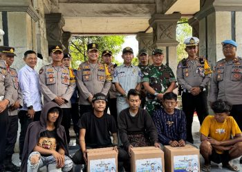Kapolres Gowa Berbagi Paket Lebaran kepada Pengamen Jalanan di Perbatasan Gowa-Makassar