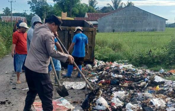 Bhabinkamtibmas kel. Panaikang bersama warga Bersihkan Tumpukan sampah