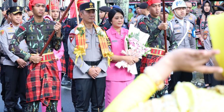 Tradisi Penyambutan Kapolda Sulsel Irjen Pol. Drs Rusdi Hartono, M.Si di Mako Polda Sulsel