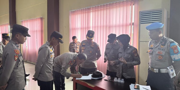 Kapolres Gowa Pimpin Tes Urine Dadakan Kepada Anggotanya