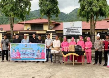 Sat Intelkam, Propam Dan Siekum Bagikan Takjil Gratis : Lanjutan Program Kapolres Enrekang “Tebar Kebaikan Ramadhan”