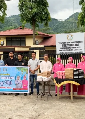 Sat Intelkam, Propam Dan Siekum Bagikan Takjil Gratis : Lanjutan Program Kapolres Enrekang “Tebar Kebaikan Ramadhan”