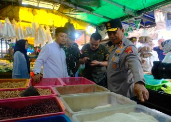 Kapolda Sulsel Bersama Gubernur Sulsel Melakukan Pemantauan Harga ke Pasar dan Distributor Sembako